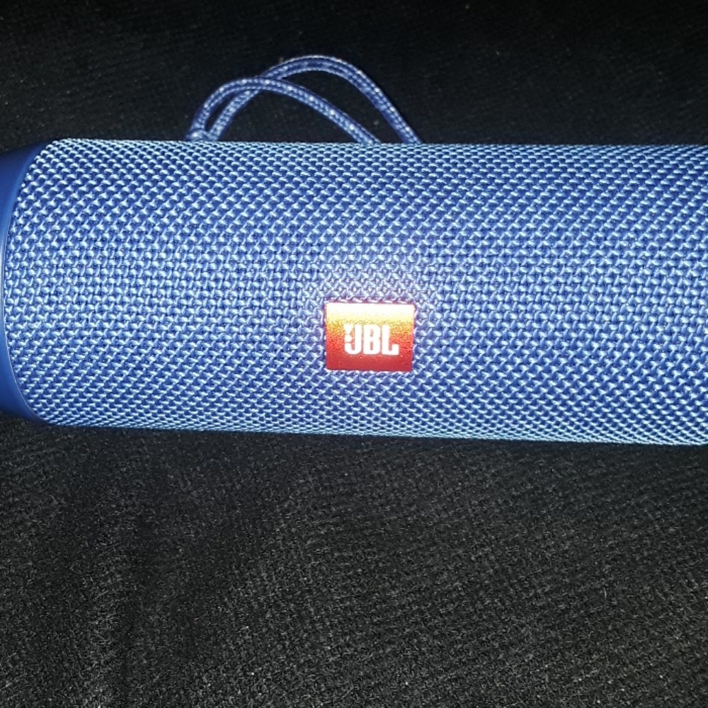 A jbl flip 4 speaker
